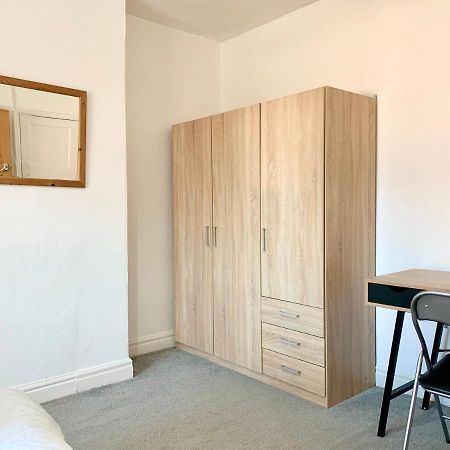 Cheerful 2 Bedroom Residential Home - Free Parking Leeds  Exterior foto