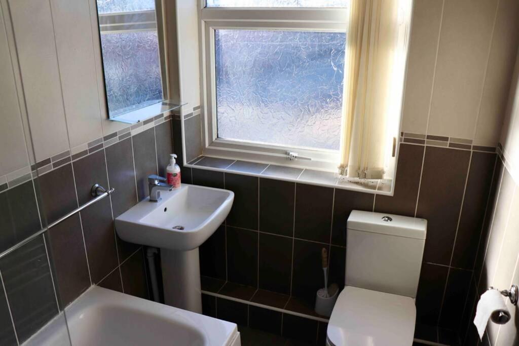 Cheerful 2 Bedroom Residential Home - Free Parking Leeds  Exterior foto