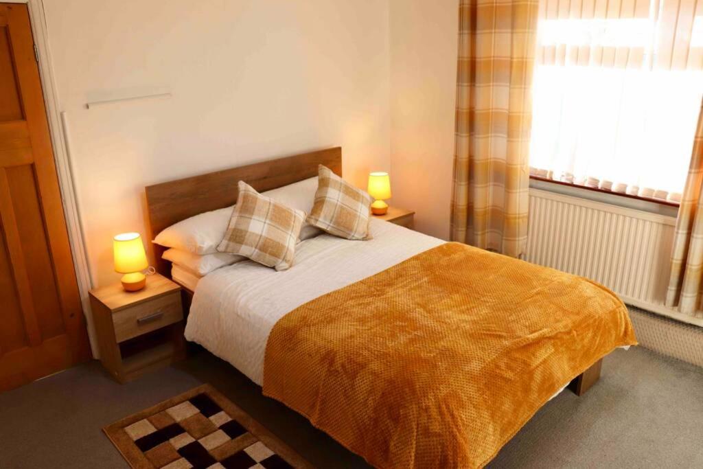 Cheerful 2 Bedroom Residential Home - Free Parking Leeds  Exterior foto