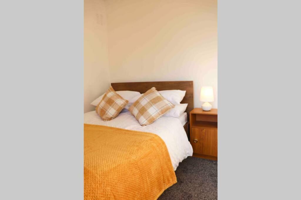 Cheerful 2 Bedroom Residential Home - Free Parking Leeds  Exterior foto