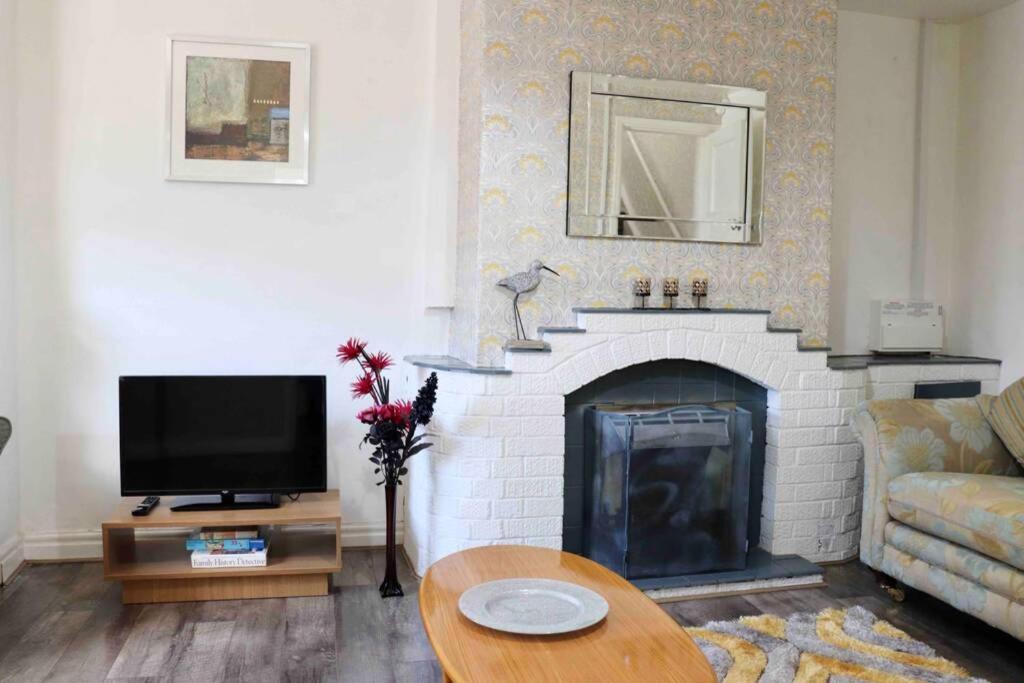 Cheerful 2 Bedroom Residential Home - Free Parking Leeds  Exterior foto