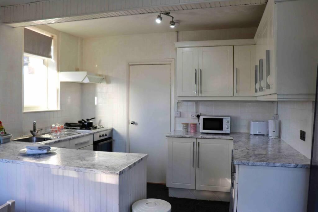 Cheerful 2 Bedroom Residential Home - Free Parking Leeds  Exterior foto