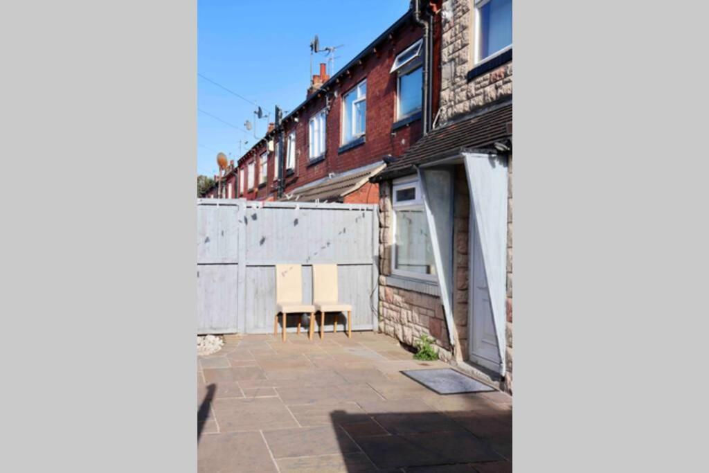 Cheerful 2 Bedroom Residential Home - Free Parking Leeds  Exterior foto