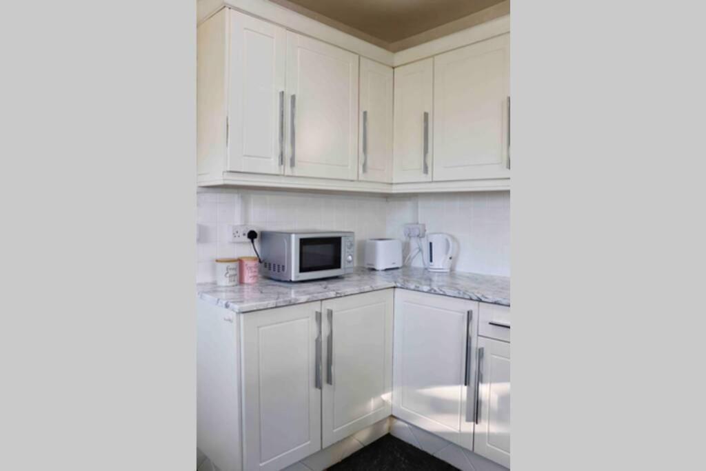 Cheerful 2 Bedroom Residential Home - Free Parking Leeds  Exterior foto