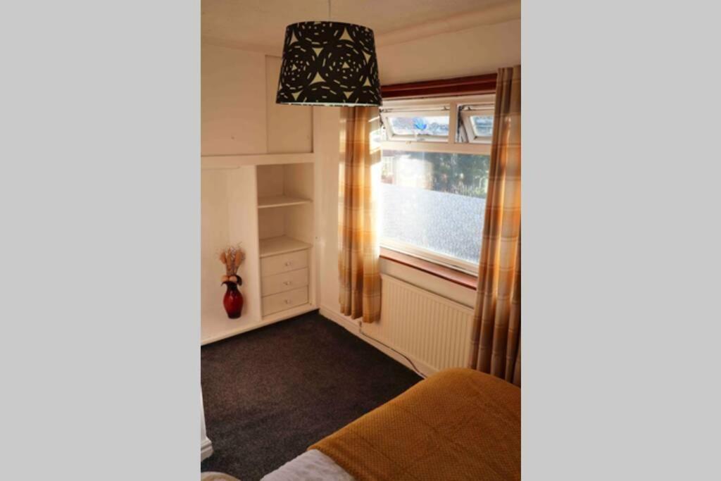 Cheerful 2 Bedroom Residential Home - Free Parking Leeds  Exterior foto