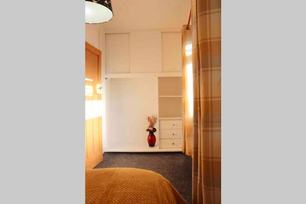 Cheerful 2 Bedroom Residential Home - Free Parking Leeds  Exterior foto