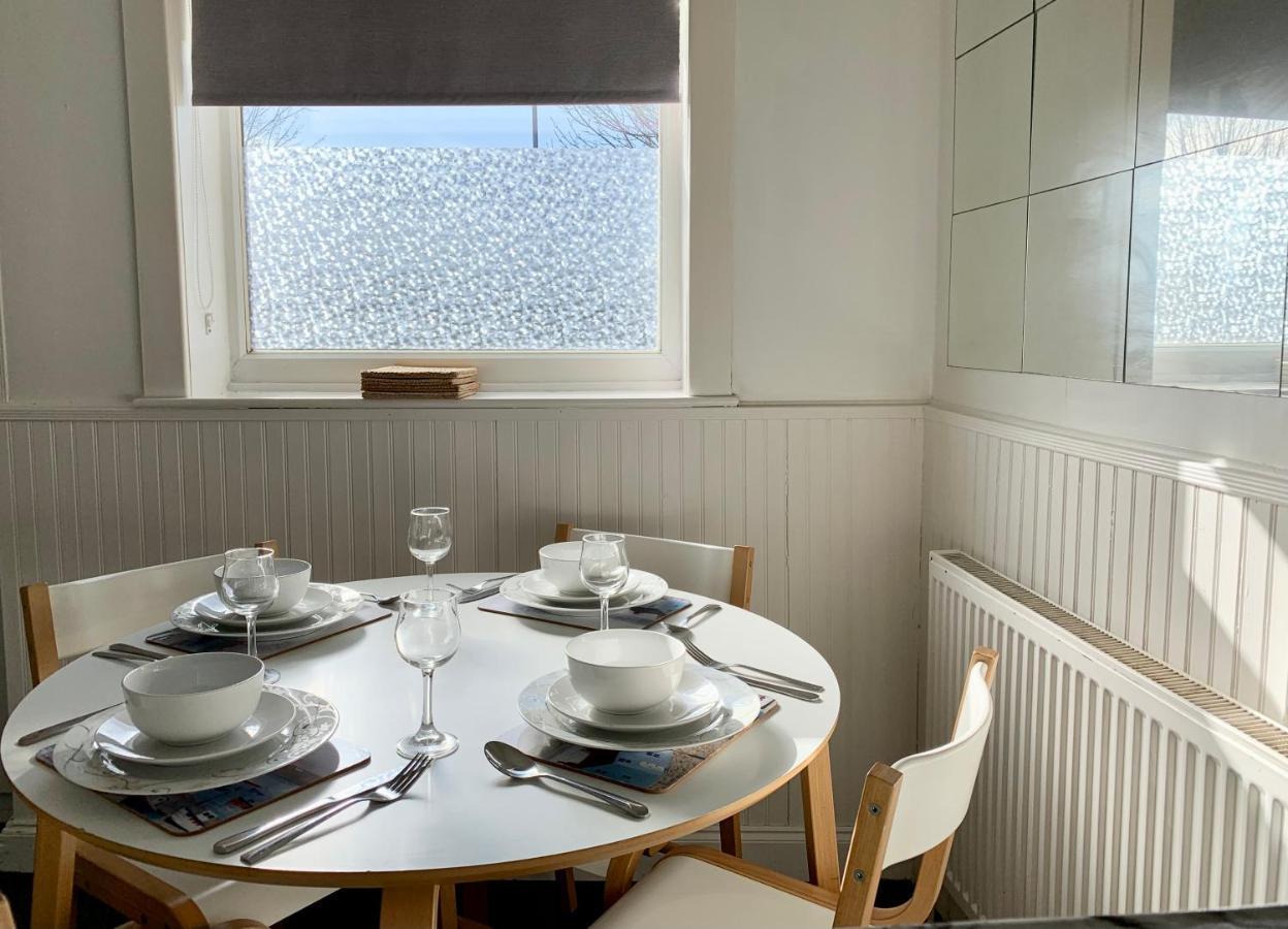 Cheerful 2 Bedroom Residential Home - Free Parking Leeds  Exterior foto