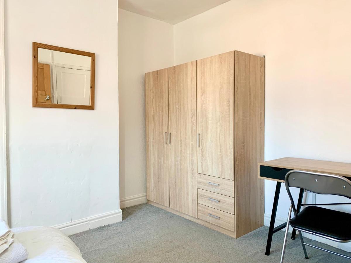 Cheerful 2 Bedroom Residential Home - Free Parking Leeds  Exterior foto